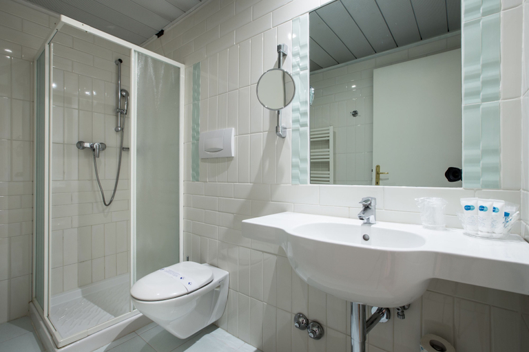 Bathroom 4, Hotel Ariston, Venezia