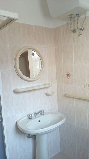 Bathroom 5, Casa Vittorio, Messina
