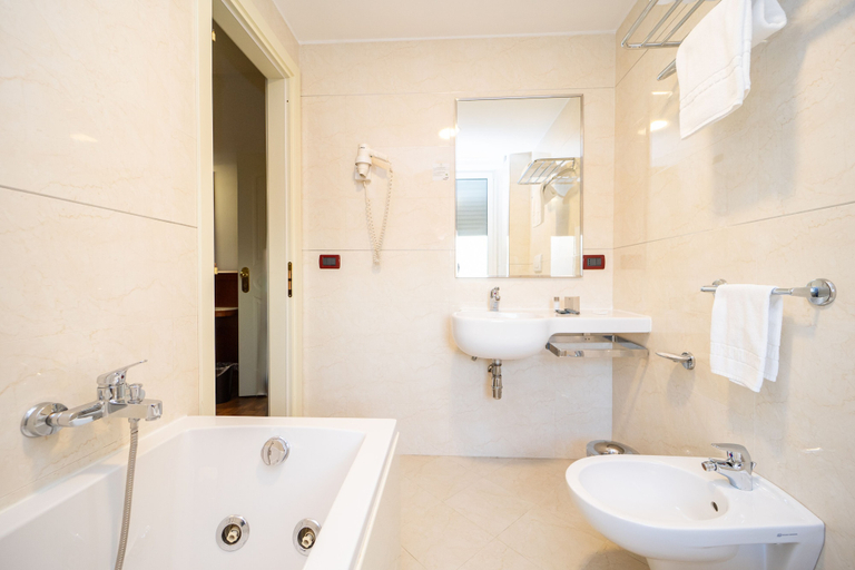 Bathroom 5, Hotel Europa, Cosenza
