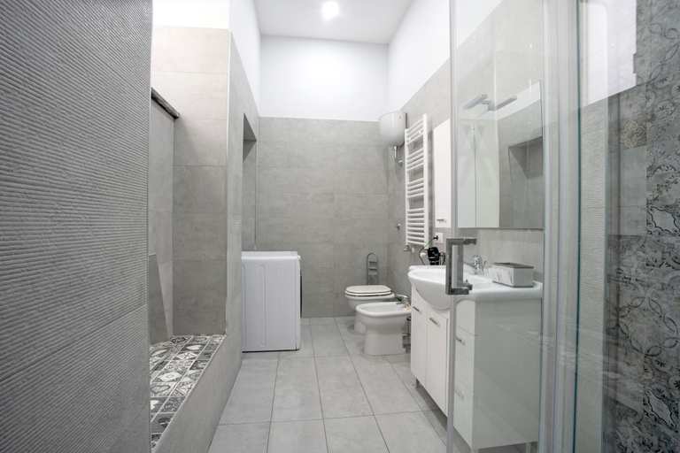 Bathroom 3, Giovi's Apartments, Napoli