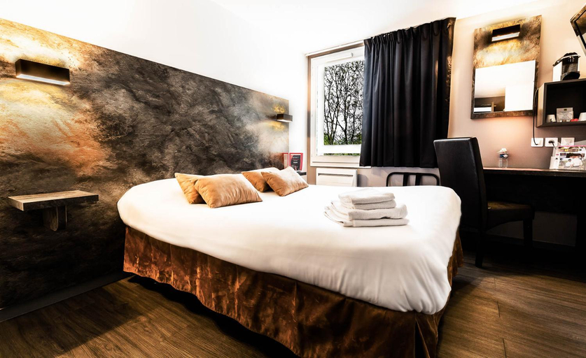 Bedroom 3, Logis Hotel Lons-le-Saunier - Restaurant Le Grill, Jura