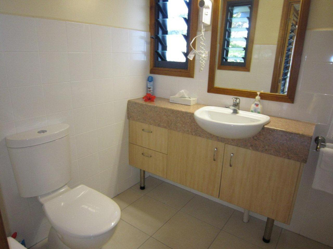 Bathroom 2, Island Magic Resort Apartments, Malorua