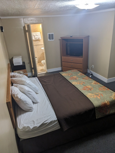 Bedroom 5, Rainbow Motel, Henderson