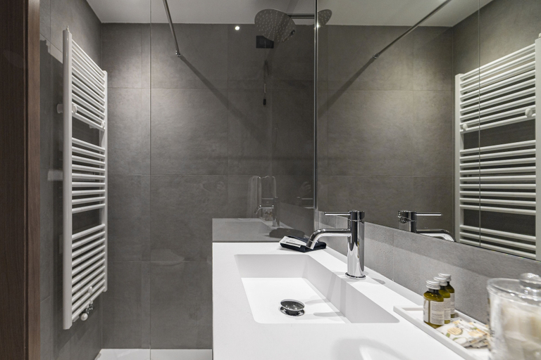 Bathroom 5, Lake Front Hotel Mirage, Trento