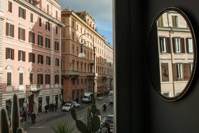 Others 5, Charme 308, Rome