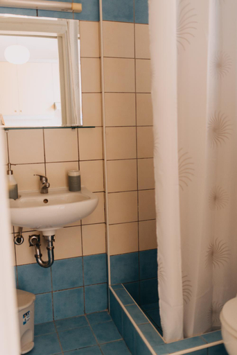 Bathroom 3, Best House, Nirvana II, Patra, West Greece