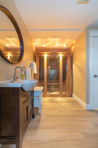 Bathroom 5, Riverside Inn, Pictou