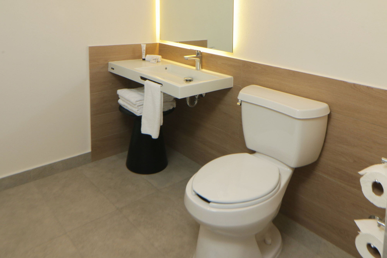 Bathroom 4, City Express Plus by Marriott Guadalajara Providencia, Guadalajara