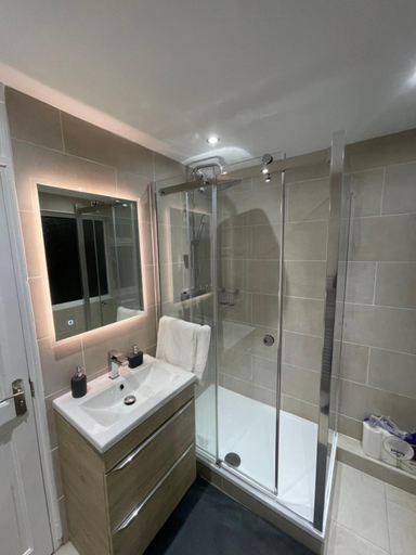 Bathroom 2, Tilbury Docks Rooms for Short letting, Thurrock