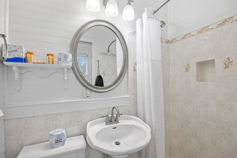 Bathroom 4, Coombs Inn & Suites, Franklin
