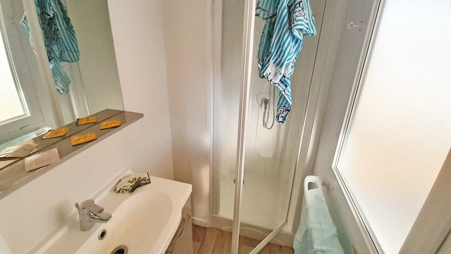 Bathroom 4, Camping Les Rives du Lac de Sainte Croix, Var