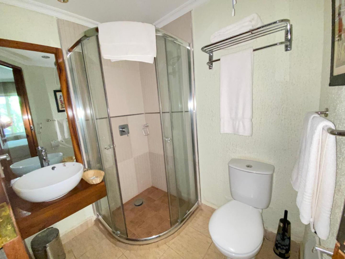 Bathroom 2, Sangana Lodge, Moshi Urban