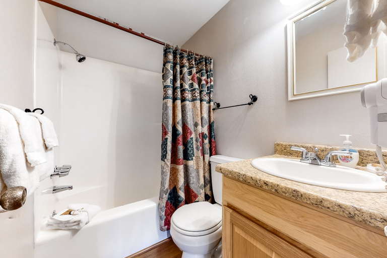Bathroom 3, Ski Inn Condos, Routt