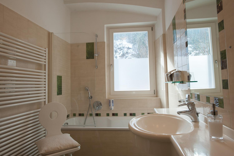 Bathroom 5, Parkhotel Sole Paradiso, Bolzano