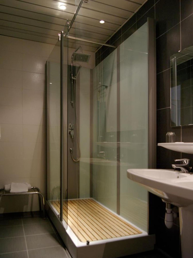 Bathroom 5, Grand Hotel Jeanne d'Arc, Hautes-Pyrénées