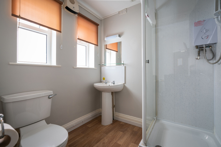 Bathroom 3, Coasters Hotel & Apartments, Lincolnshire