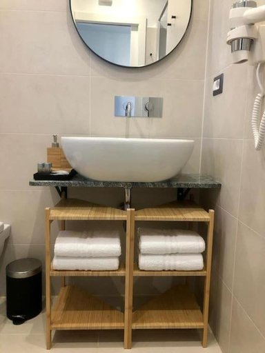 Bathroom 3, DomusTyche Guest House, Roma