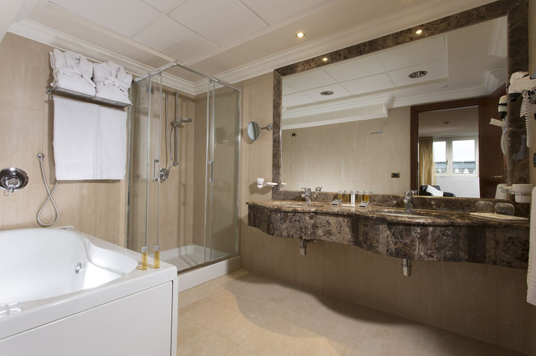 Bathroom 5, Grand Hotel Vanvitelli, Caserta