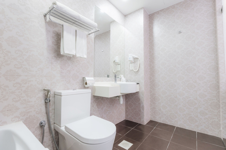 Bathroom 18