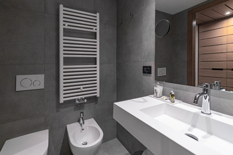 Bathroom 5, Lake Front Hotel Mirage, Trento