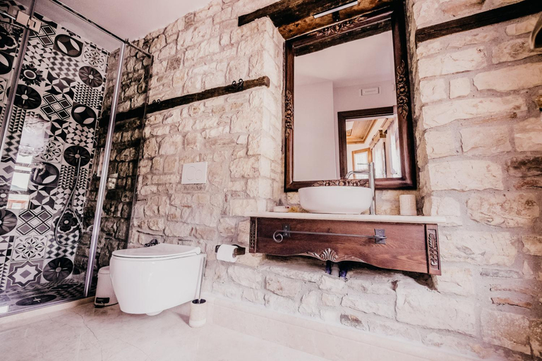 Bathroom 2, Beratino Hotel, Beratit