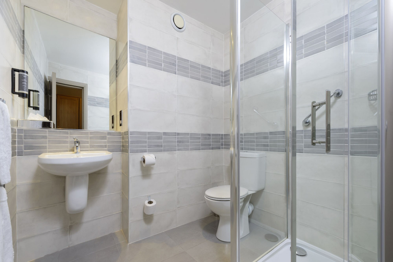 Bathroom 4, Hotel Killarney