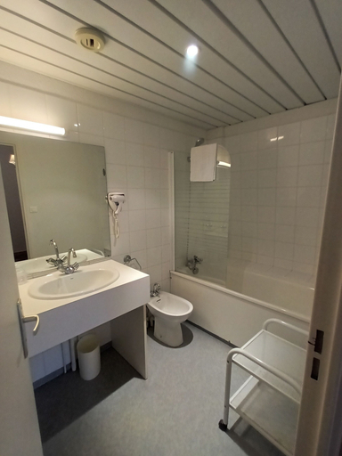 Bathroom 5, Hotel Jeanne d'Arc, Hautes-Pyrénées