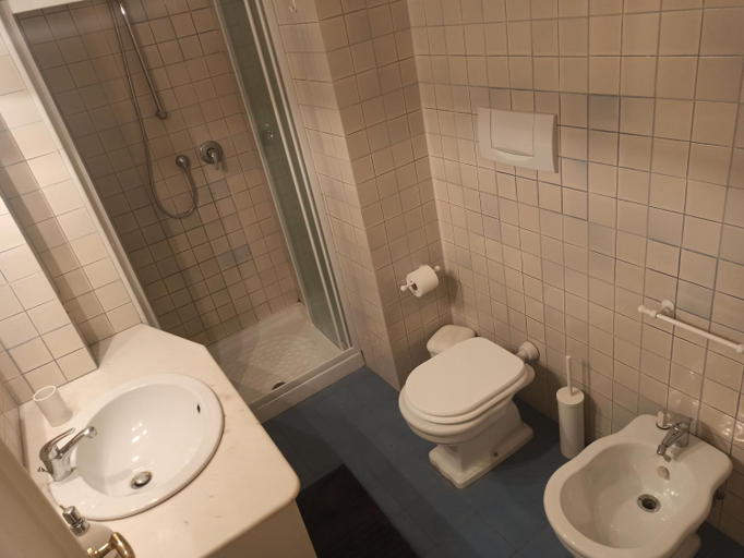 Bathroom 2, Piccinni house, Bari