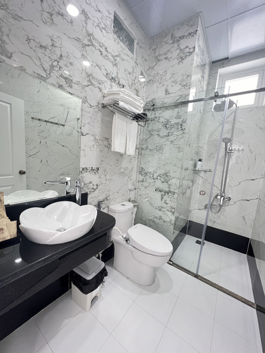 Bathroom 3, Paris Hotel, Chau Doc
