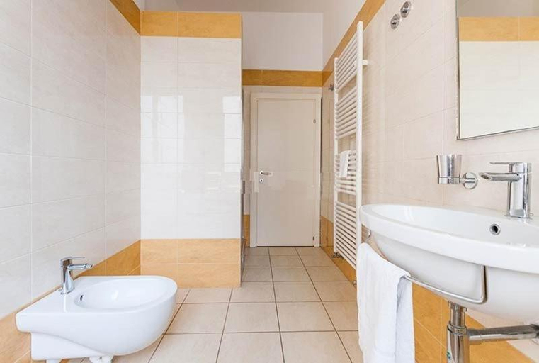 Bathroom 3, Hotel Jolie, Rimini