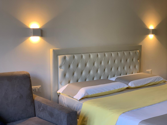 Others 3, B&B Crocevia, Trieste