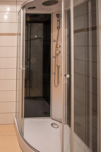 Bathroom 2, Weinschloßchen im Weingut Roos, Donnersbergkreis
