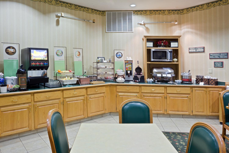 Food & Drinks 4, Country Inn & Suites by Radisson, Salina, KS, Saline