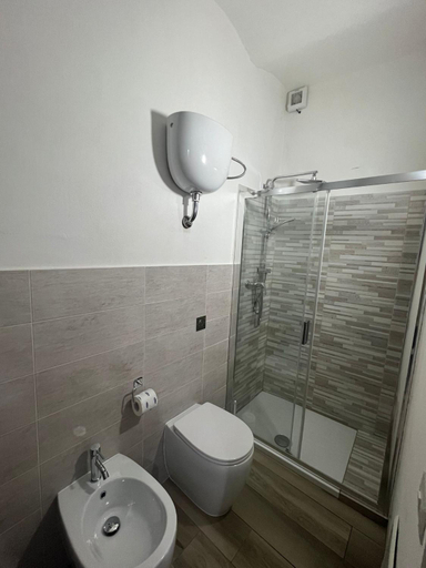 Bathroom 3, B&B Vittorio Emanuele, Crotone