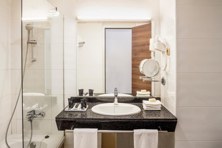 Bathroom 5, Aqua Hotel Aquamarina & Spa, Barcelona
