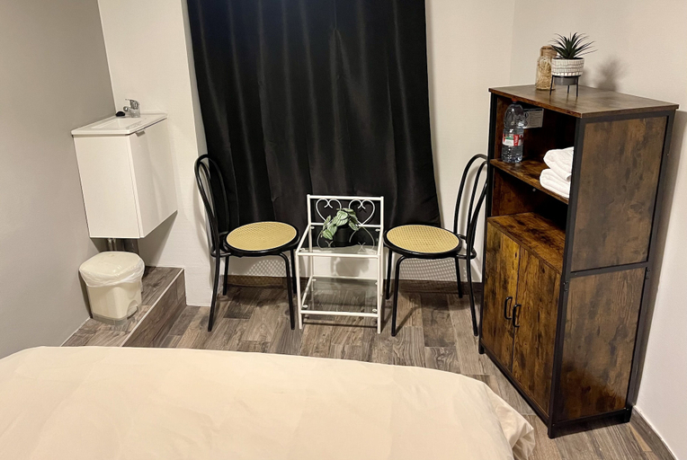 Bedroom 4, Le Globe, Paris