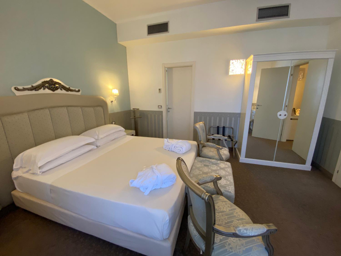 Bedroom 2, Oriente Hotel, Bari