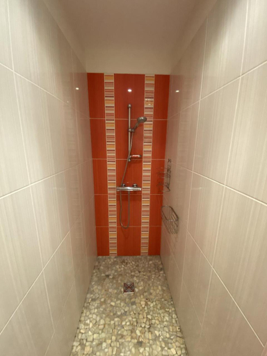 Shower 3, La Maison du Bonheur, Haute-Garonne