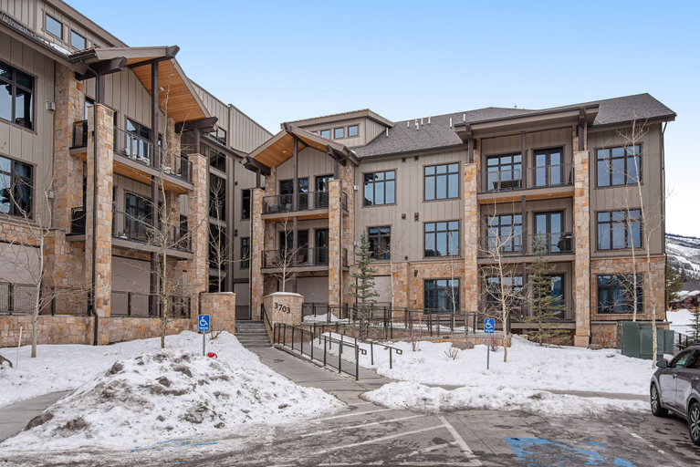 Exterior & Views 2, Blackstone By Lespri Management, Summit