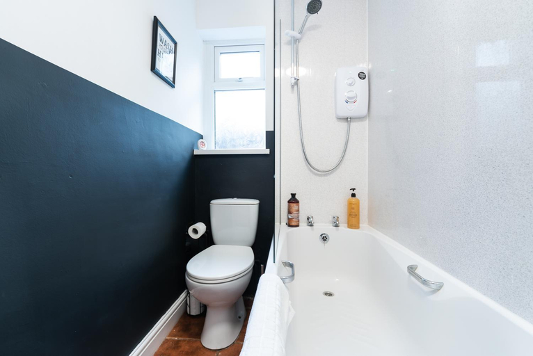 Bathroom 2, Jesouth Spacious 5-Bed 9 Beds Central Contractors & Leisure, Kingston upon Hull