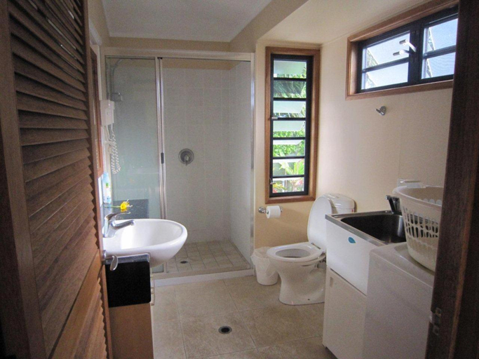 Bathroom 2, Island Magic Resort Apartments, Malorua