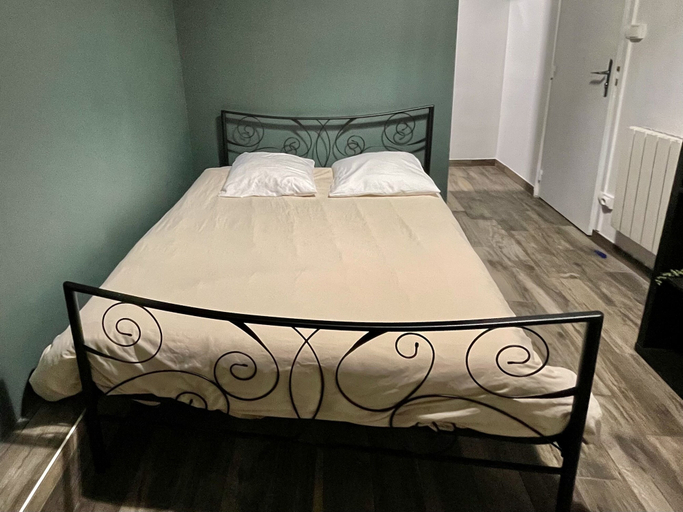 Bedroom 5, Le Globe, Paris