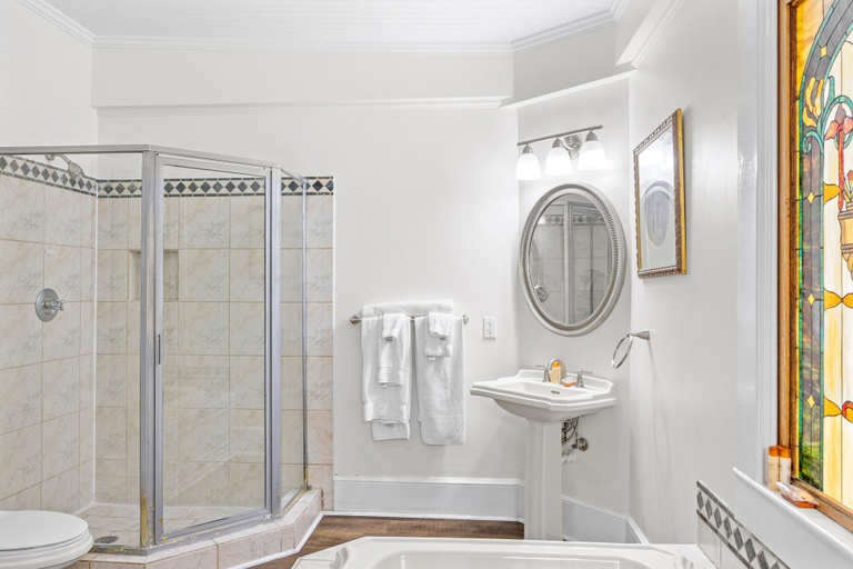 Bathroom 4, Coombs Inn & Suites, Franklin