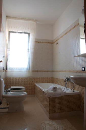 Bathroom 2, Residence Le Saline, Trapani