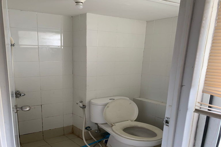 Bathroom, OYO Life 93374 Andira Inn, Depok