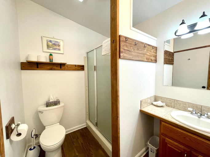 Bathroom 2, Sierra Mountain Lodge - Vacation Rentals - Yosemite, Madera