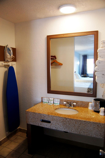 Bathroom 2, Westward Inn, Del Norte