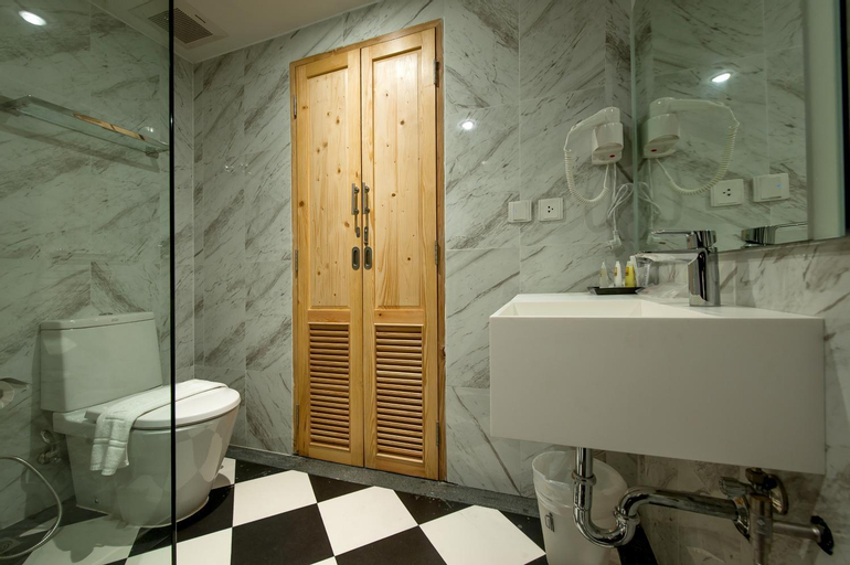 Bathroom 12