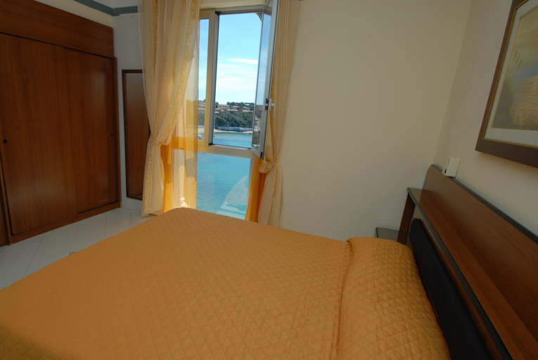 Bedroom 3, Hotel Baia Del Sorriso, Livorno