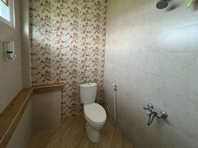 Bathroom 3, Urbanview Syariah Hotel Kanigara Batu, Malang